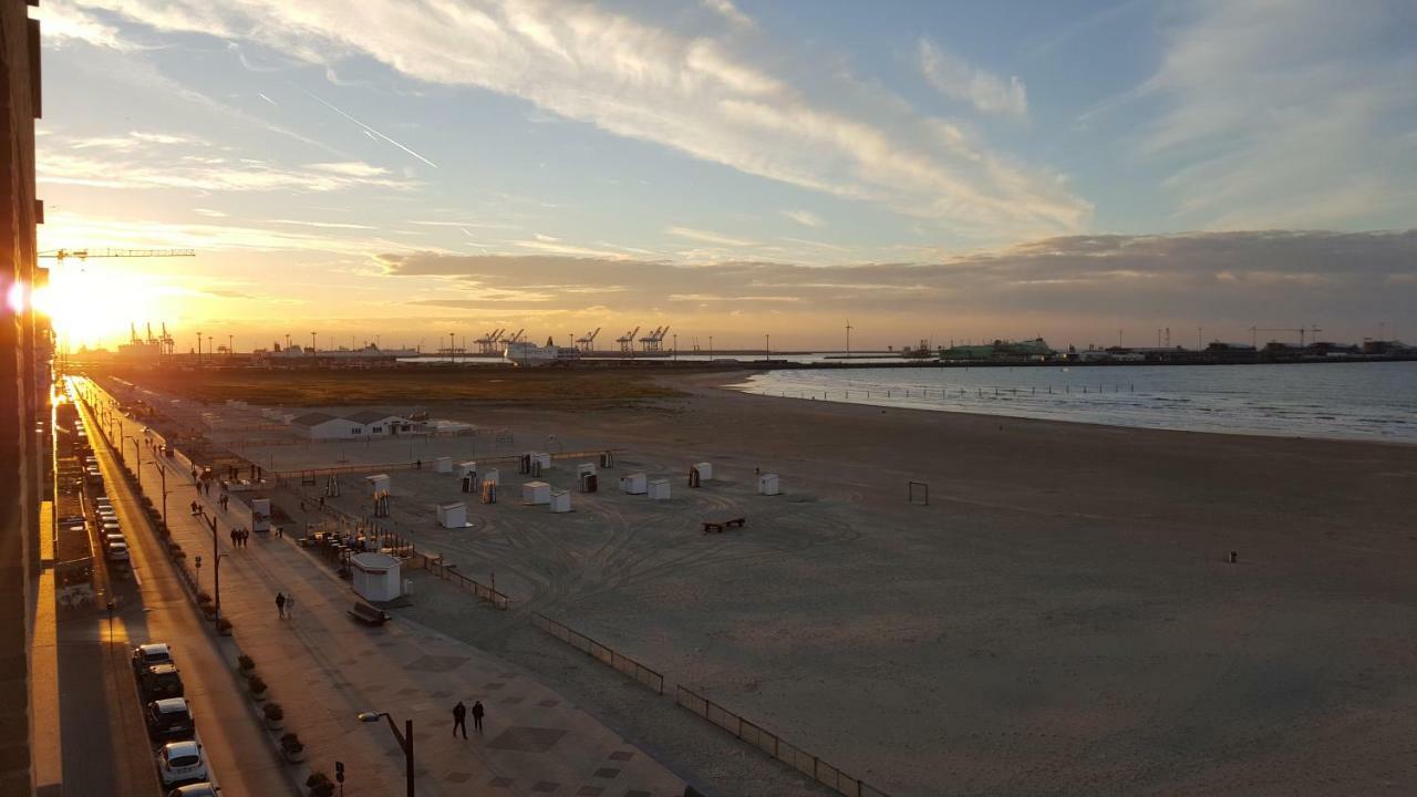 Modern Appartement Met Frontaal Zeezicht En Prive Parking Knokke-Heist Kültér fotó